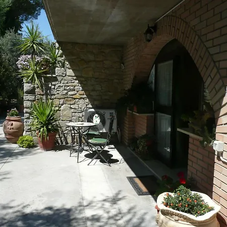 לינה וארוחת בוקר Al Giardino Degli Ulivi 3*